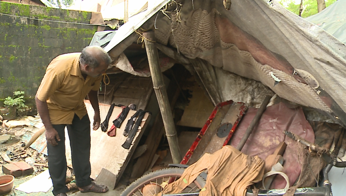 തകര്‍ന്ന കൂര കണ്ട് കണ്ണുനിറഞ്ഞ് ലോഹിതാക്ഷന്‍