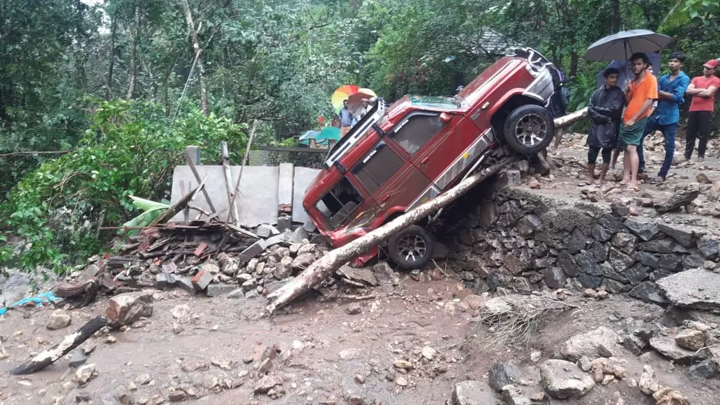 കേരളത്തിന്‍റെ വിവിധ ഭാഗങ്ങളില്‍ നിന്നുള്ള പ്രളയക്കെടുതിയുടെ ചിത്രങ്ങള്‍