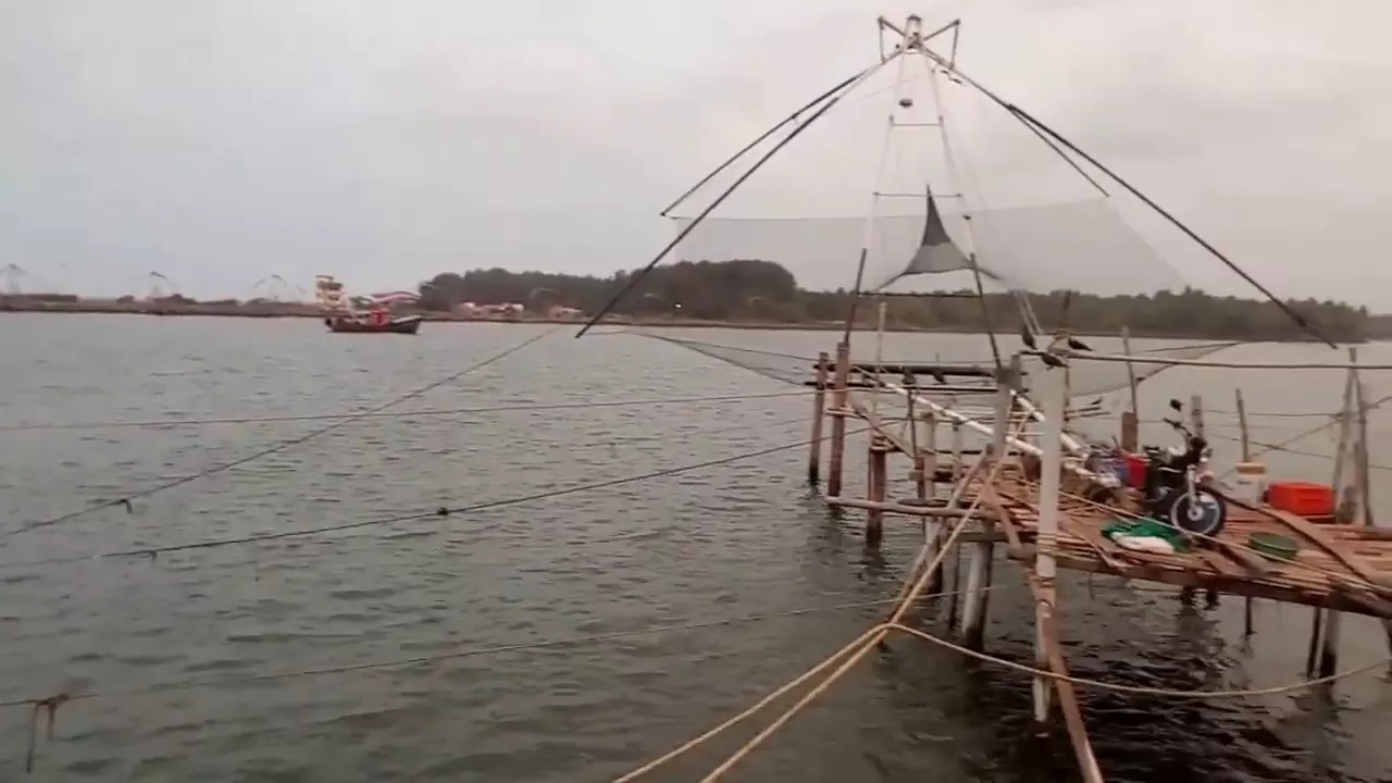 മുനമ്പം ബോട്ടപകടം; കാണാതായ എട്ട് തൊഴിലാളികളില് ഒരാളുടെ മൃതദേഹം കൂടി കണ്ടെത്തി മുനമ്പം ബോട്ടപകടം; കാണാതായ എട്ട് തൊഴിലാളികളില് ഒരാളുടെ മൃതദേഹം കൂടി കണ്ടെത്തി