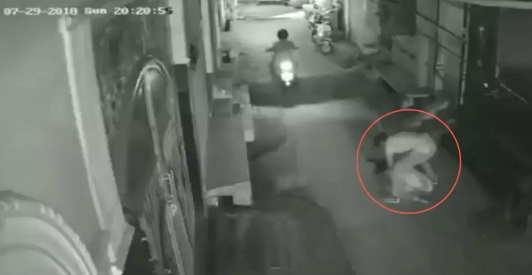 റോഡില്‍ സ്ത്രീയെ ആക്രമിച്ച് ആഭരണങ്ങളും ഫോണും കവര്‍ന്നു; നടുക്കുന്ന ദൃശ്യം പുറത്ത്