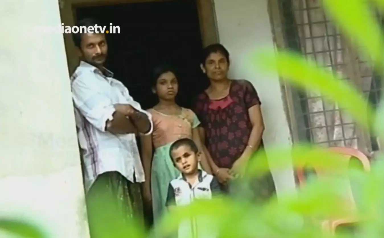 വീട്ടില് വെള്ളം ഇരച്ചെത്തി, വീട്ടുപകരണങ്ങള് നശിച്ചു; കാഴ്ചയില്ലാത്ത മകനും ഏഴാം ക്ലാസുകാരിയായ മകള്ക്കുമൊപ്പം മഴക്കെടുതിക്ക് മുന്പില് പകച്ച് ബധിരരും മൂകരുമായ ഈ ദമ്പതികൾ വീട്ടില് വെള്ളം ഇരച്ചെത്തി, വീട്ടുപകരണങ്ങള് നശിച്ചു; കാഴ്ചയില്ലാത്ത മകനും ഏഴാം ക്ലാസുകാരിയായ മകള്ക്കുമൊപ്പം മഴക്കെടുതിക്ക് മുന്പില് പകച്ച് ബധിരരും മൂകരുമായ ഈ ദമ്പതികൾ