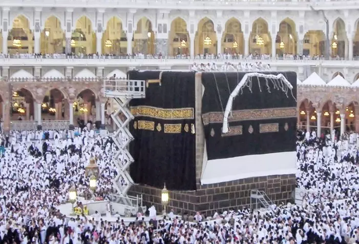 കഅ്ബക്കായി നെയ്തെടുത്ത പുതിയ കിസ്‌വ മൂടുപടം പുതപ്പിച്ചു