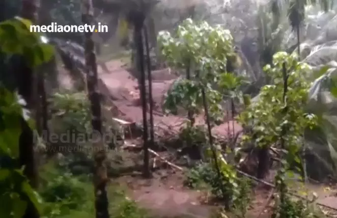 നാശം വിതച്ച് ഉരുള്‍പൊട്ടല്‍; വിറങ്ങലിച്ച് കോഴിക്കോടിന്‍റെ മലയോരം
