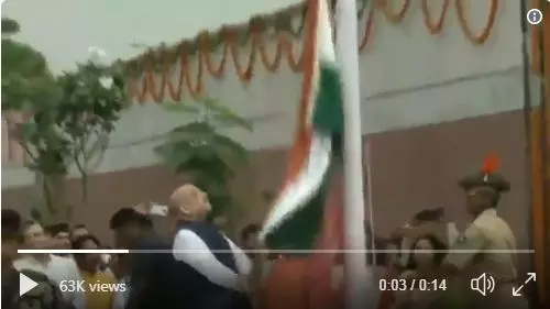 അമിത് ഷാ ഉയര്ത്തിയ ദേശീയ പതാക താഴെ വീഴുന്നതിന്റെ ദൃശ്യങ്ങള് വൈറല് അമിത് ഷാ ഉയര്ത്തിയ ദേശീയ പതാക താഴെ വീഴുന്നതിന്റെ ദൃശ്യങ്ങള് വൈറല്