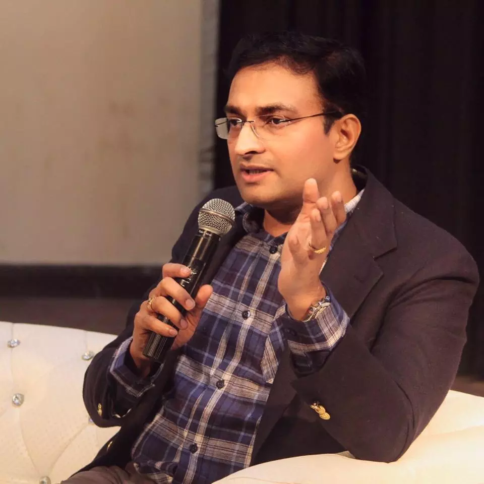 ‘ആര് എപ്പൊ അഭയാര്ഥിയാകുമെന്ന് പറയാനാവില്ല’ ഐ.എ.എസ് ഓഫീസർ വീടുവിട്ടിറങ്ങുന്ന ചിത്രവുമായി ‘കലക്ടര് ബ്രോ’ ‘ആര് എപ്പൊ അഭയാര്ഥിയാകുമെന്ന് പറയാനാവില്ല’ ഐ.എ.എസ് ഓഫീസർ വീടുവിട്ടിറങ്ങുന്ന ചിത്രവുമായി ‘കലക്ടര് ബ്രോ’