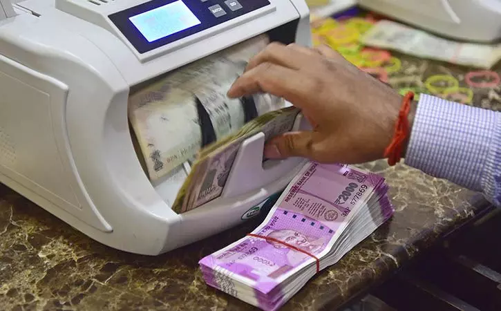 രൂപയുടെ മൂല്യം വീണ്ടും ചരിത്രത്തിലെ താഴ്ന്ന നിലയില് രൂപയുടെ മൂല്യം വീണ്ടും ചരിത്രത്തിലെ താഴ്ന്ന നിലയില്