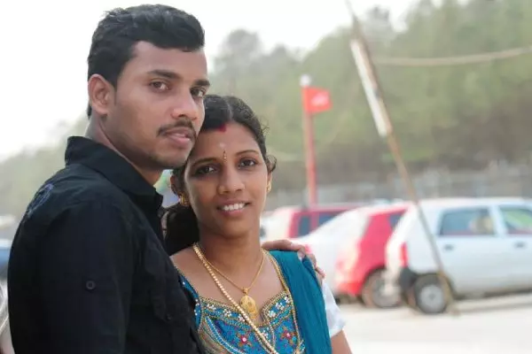 നിപ ബാധിച്ച് മരണപ്പെട്ട  നഴ്സ് ലിനിയുടെ ഭര്‍ത്താവിന്റെ ആദ്യ ശമ്പളം മഴക്കെടുതിയില്‍ ദുരിതമനുഭവിക്കുന്നവര്‍ക്ക്