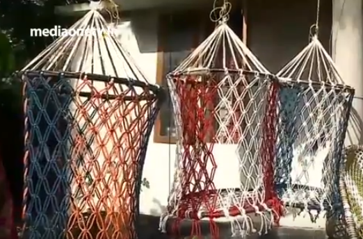 ചൂരലും വര്‍ണച്ചരടുകളും ഉപയോഗിച്ച് മനോഹരമായ ഊഞ്ഞാലുകള്‍ നെയ്തെടുത്ത് വീട്ടമ്മമാര്‍