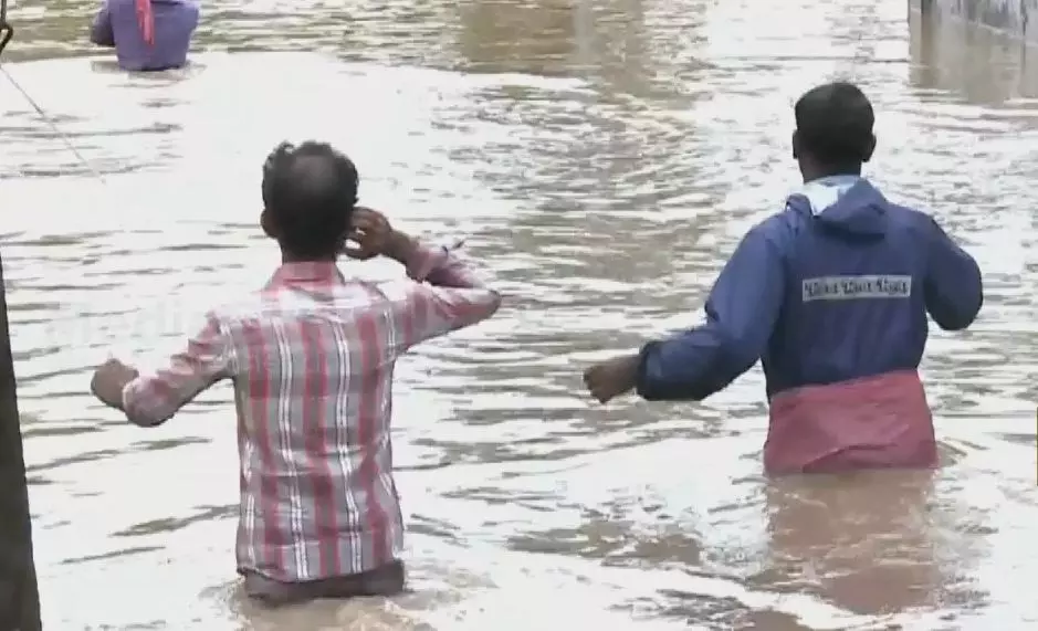 പാലക്കാട് ദുരിതപ്പെയ്ത്ത്; വീടുകളിൽ കുടുങ്ങിയ 270 പേരെ രക്ഷപ്പെടുത്തി പാലക്കാട് ദുരിതപ്പെയ്ത്ത്; വീടുകളിൽ കുടുങ്ങിയ 270 പേരെ രക്ഷപ്പെടുത്തി