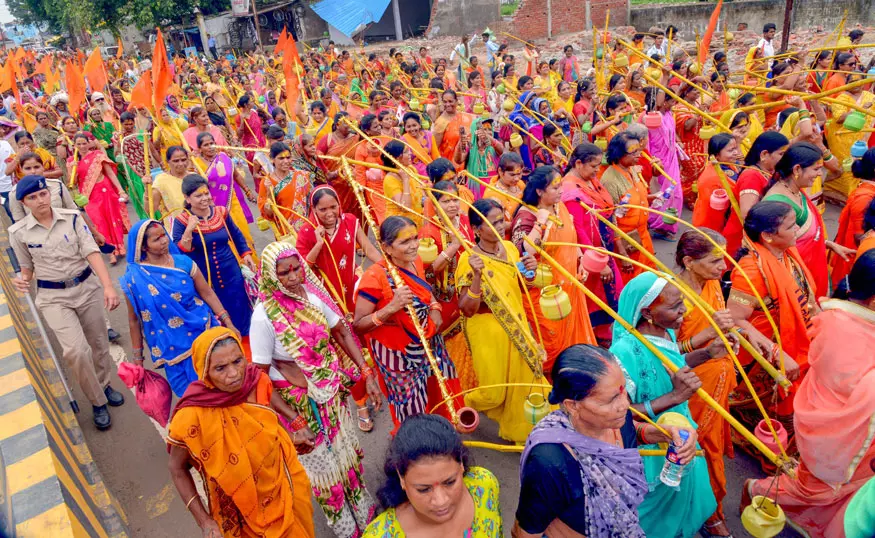 കന്വാര് യാത്രയ്ക്ക് മുമ്പ് പൊലീസിന്റെ റെഡ് കാര്ഡ്; യുപിയില് നിന്ന് 70 മുസ്ലീം കുടുബങ്ങള് പാലായനം ചെയ്തു കന്വാര് യാത്രയ്ക്ക് മുമ്പ് പൊലീസിന്റെ റെഡ് കാര്ഡ്; യുപിയില് നിന്ന് 70 മുസ്ലീം കുടുബങ്ങള് പാലായനം ചെയ്തു