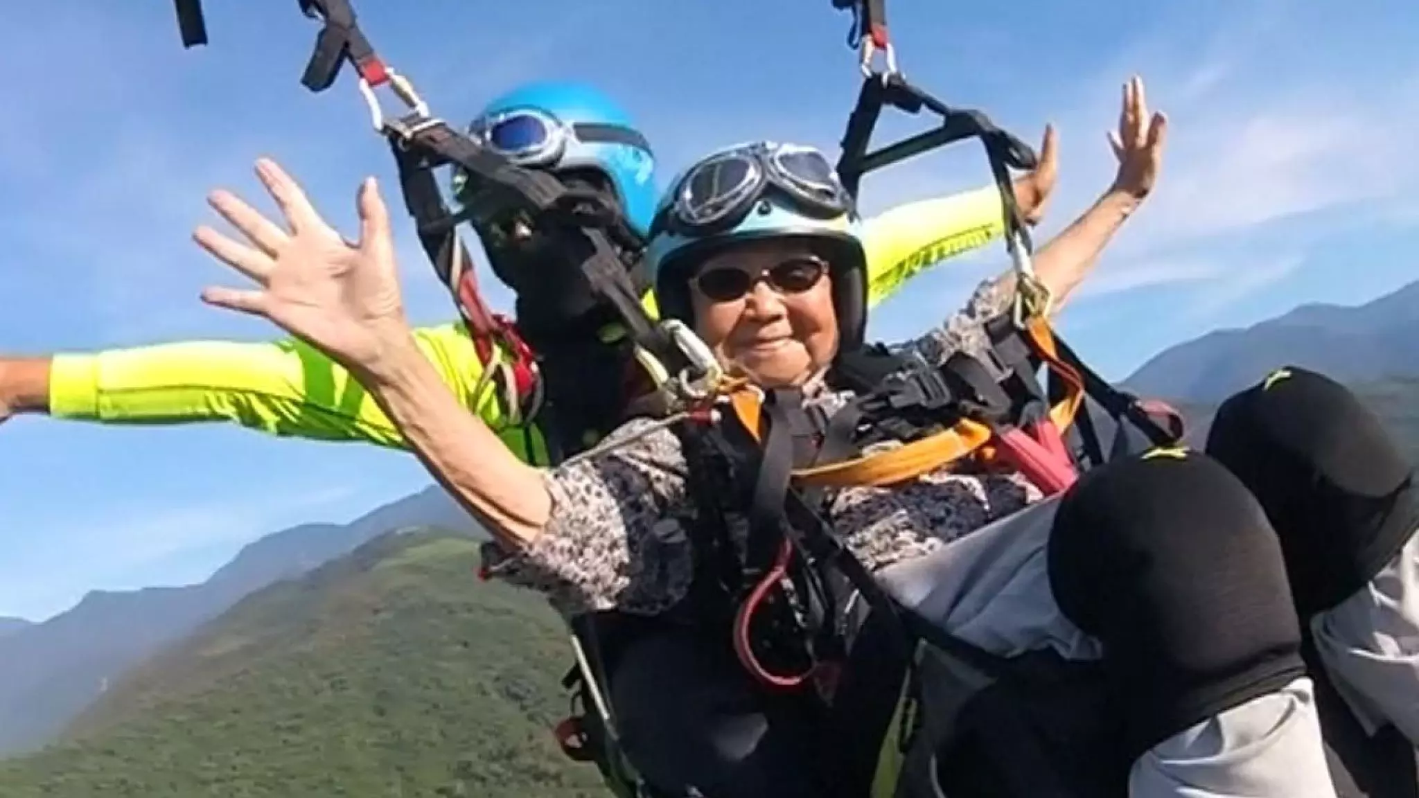 ആകാശത്ത് പൊങ്ങിപ്പറക്കുന്ന അമ്മൂമ്മ; പാരാഗ്ലൈഡിങ് നടത്തുന്ന 93 കാരി ആകാശത്ത് പൊങ്ങിപ്പറക്കുന്ന അമ്മൂമ്മ; പാരാഗ്ലൈഡിങ് നടത്തുന്ന 93 കാരി