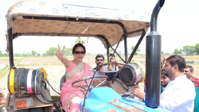 ഹേമമാലിനിയുടെ ട്രാക്ടര്‍  പ്രചാരണത്തെ പരിഹസിച്ച് ഒമര്‍ അബ്ദുള്ള 