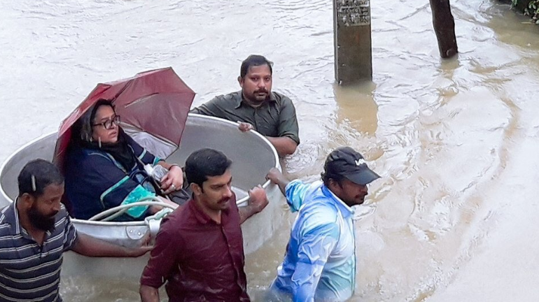 മല്ലികാ സുകുമാരന്റെയും ധര്‍മ്മജന്റെയും വീട്ടില്‍ വെള്ളം കയറി, ഇരുവരെയും രക്ഷപ്പെടുത്തി