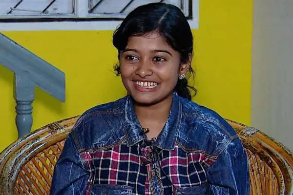 മുഖ്യമന്ത്രിയുടെ ദുരിതാശ്വാസ നിധിയിലേക്ക് ഹനാന് ഒന്നര ലക്ഷം രൂപ നല്കി മുഖ്യമന്ത്രിയുടെ ദുരിതാശ്വാസ നിധിയിലേക്ക് ഹനാന് ഒന്നര ലക്ഷം രൂപ നല്കി