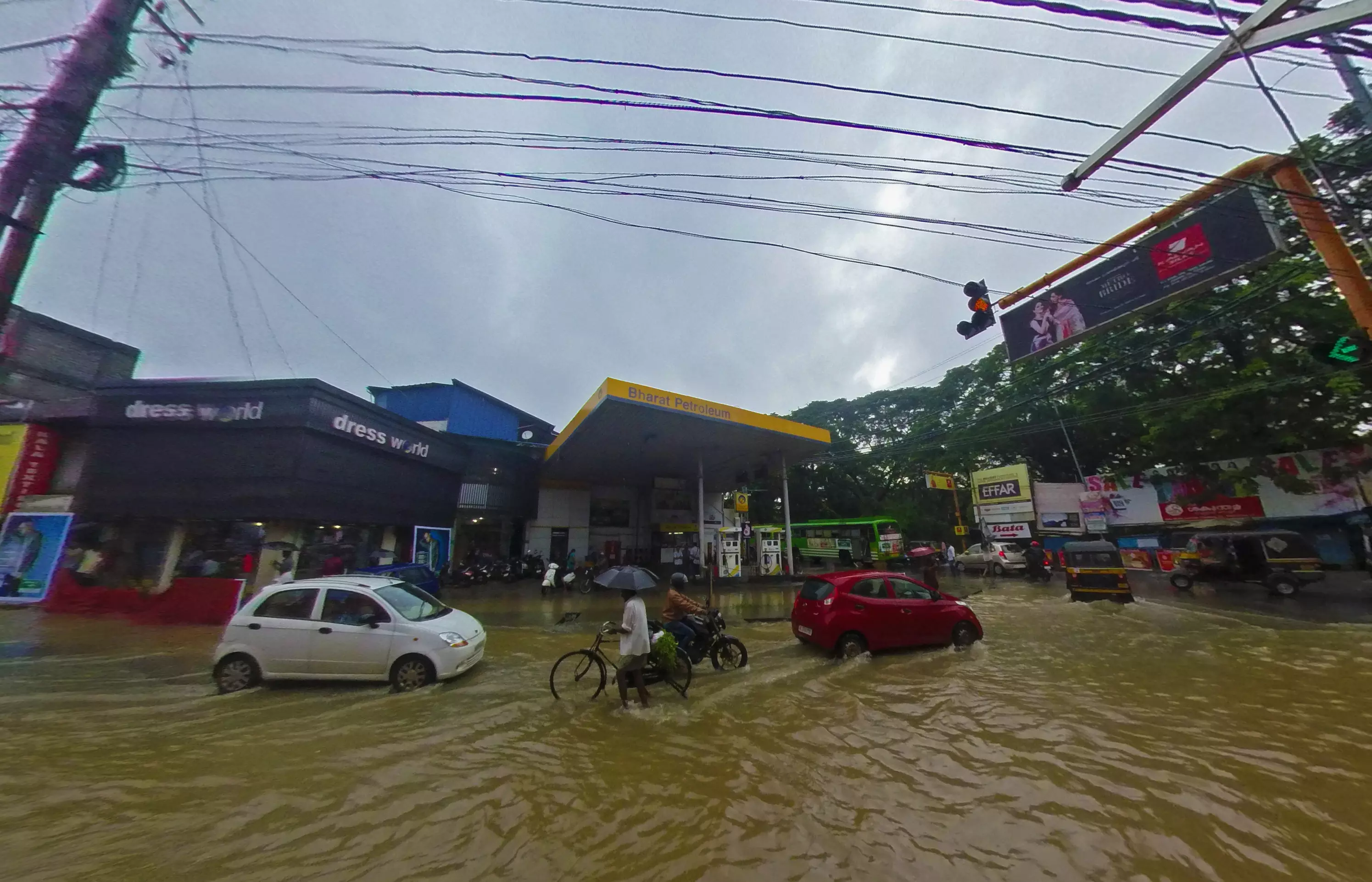 പാലക്കാട് ജില്ലയിൽ മഴക്ക് നേരിയ ശമനം; ഉരുൾപൊട്ടലിൽ കാണാതായ രണ്ട് പേരുടെ മൃതദേഹം കണ്ടെത്തി