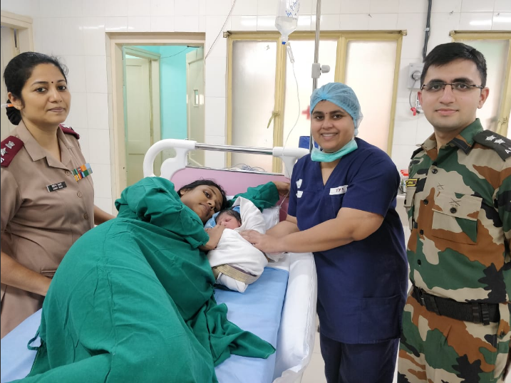 ഹെലികോപ്റ്ററില്‍ രക്ഷപ്പെടുത്തിയ പൂര്‍ണഗര്‍ഭിണിയായ യുവതിക്ക് സുഖപ്രസവം
