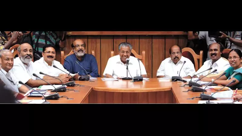 പ്രളയക്കെടുതി ചര്ച്ച ചെയ്യാന് നാളെ പ്രത്യേക നിയമസഭാ സമ്മേളനം പ്രളയക്കെടുതി ചര്ച്ച ചെയ്യാന് നാളെ പ്രത്യേക നിയമസഭാ സമ്മേളനം