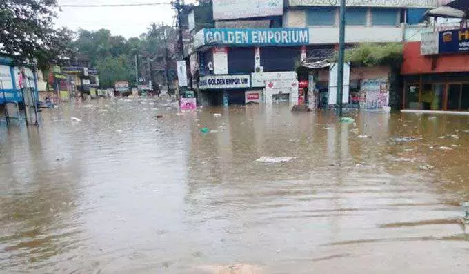 വെള്ളത്തില്‍ മുങ്ങിയ പന്തളത്തെ രക്ഷാപ്രവര്‍ത്തനത്തിന് തടസ്സമായി മഴ 