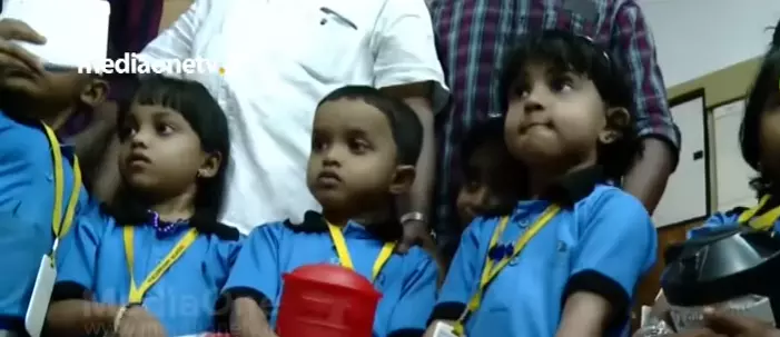 ഈ കുരുന്നുകളും നല്‍കി, കേരളത്തിനായി തങ്ങളുടെ കൊച്ചുസമ്പാദ്യം