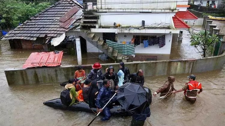മഴ കുറഞ്ഞതോടെ രക്ഷാപ്രവര്‍ത്തനം ഊര്‍ജ്ജിതം; കൂടുതല്‍ ഹെലികോപ്ടറുകള്‍ എത്തി, റെഡ് അലേര്‍ട്ട് പിന്‍വലിച്ചു Live Blog