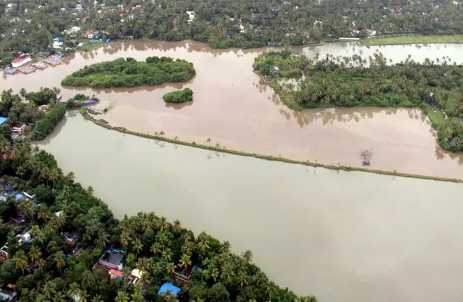 രക്ഷാപ്രവർത്തനവുമായി സഹകരിക്കാത്ത നാല് ബോട്ടുടമകള് അറസ്റ്റില് രക്ഷാപ്രവർത്തനവുമായി സഹകരിക്കാത്ത നാല് ബോട്ടുടമകള് അറസ്റ്റില്
