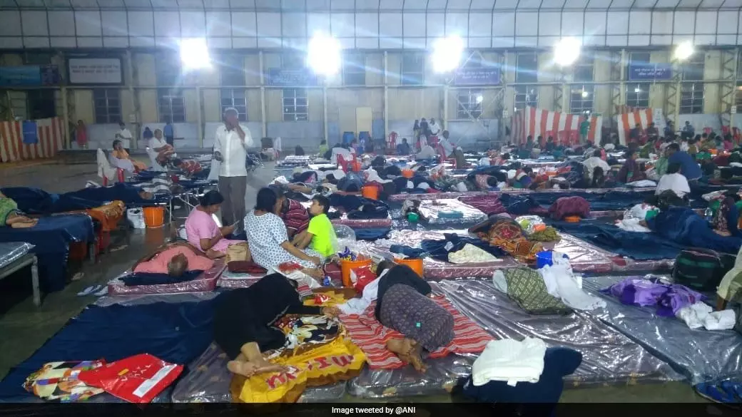 കൈകോര്ത്ത് സര്ക്കാര് സംവിധാനങ്ങളും സന്നദ്ധസംഘടനകളും; കൊച്ചി പ്രളയത്തെ അതിജീവിക്കുന്നു കൈകോര്ത്ത് സര്ക്കാര് സംവിധാനങ്ങളും സന്നദ്ധസംഘടനകളും; കൊച്ചി പ്രളയത്തെ അതിജീവിക്കുന്നു