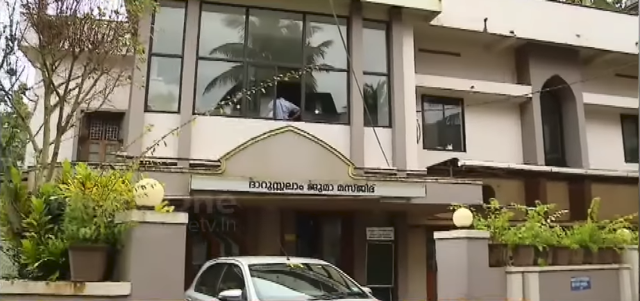 ജാതിയുടെയും മതത്തിന്റെയും അതിരുകള്‍ ഭേദിച്ച് ‌പാവങ്ങാട് ജുമാമസ്ജിദ്; മഴക്കെടുതിയിൽപ്പെട്ട മുന്നൂറോളം പേർക്ക് അഭയസ്ഥാനമൊരുക്കി