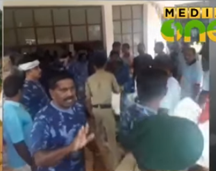 നെല്ലിയാമ്പതിയില്‍ ഒറ്റപ്പെട്ട് കിടക്കുന്നവര്‍ക്ക് വൈദ്യസഹായം എത്തിക്കാനുള്ള ശ്രമം പരാജയപ്പെട്ടു