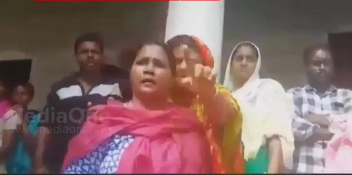 ക്യാമ്പ് കയ്യേറാൻ പാർട്ടി പ്രവർത്തകരുടെ ശ്രമം; പ്രതിരോധിച്ച് ദുരിതബാധിതർ ക്യാമ്പ് കയ്യേറാൻ പാർട്ടി പ്രവർത്തകരുടെ ശ്രമം; പ്രതിരോധിച്ച് ദുരിതബാധിതർ