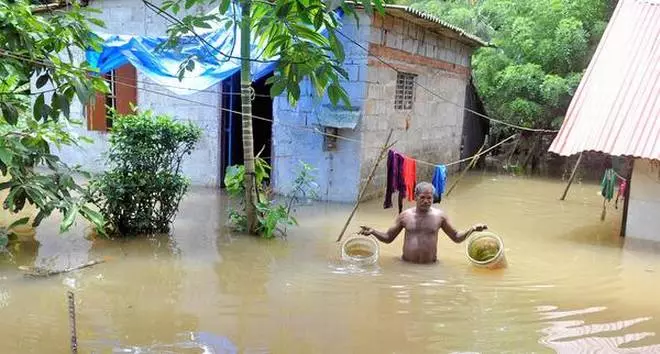 കോട്ടയം ജില്ലയുടെ ഭാഗങ്ങളില് ഇനിയും വെള്ളമിറങ്ങിയില്ല കോട്ടയം ജില്ലയുടെ ഭാഗങ്ങളില് ഇനിയും വെള്ളമിറങ്ങിയില്ല
