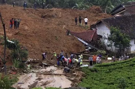 ഉരുള് പൊട്ടൽ മേഖലകള് സന്ദര്ശിക്കാനെത്തിയ ജിയോളജിസ്റ്റിനെ നാട്ടുകാര് തടഞ്ഞു ഉരുള് പൊട്ടൽ മേഖലകള് സന്ദര്ശിക്കാനെത്തിയ ജിയോളജിസ്റ്റിനെ നാട്ടുകാര് തടഞ്ഞു