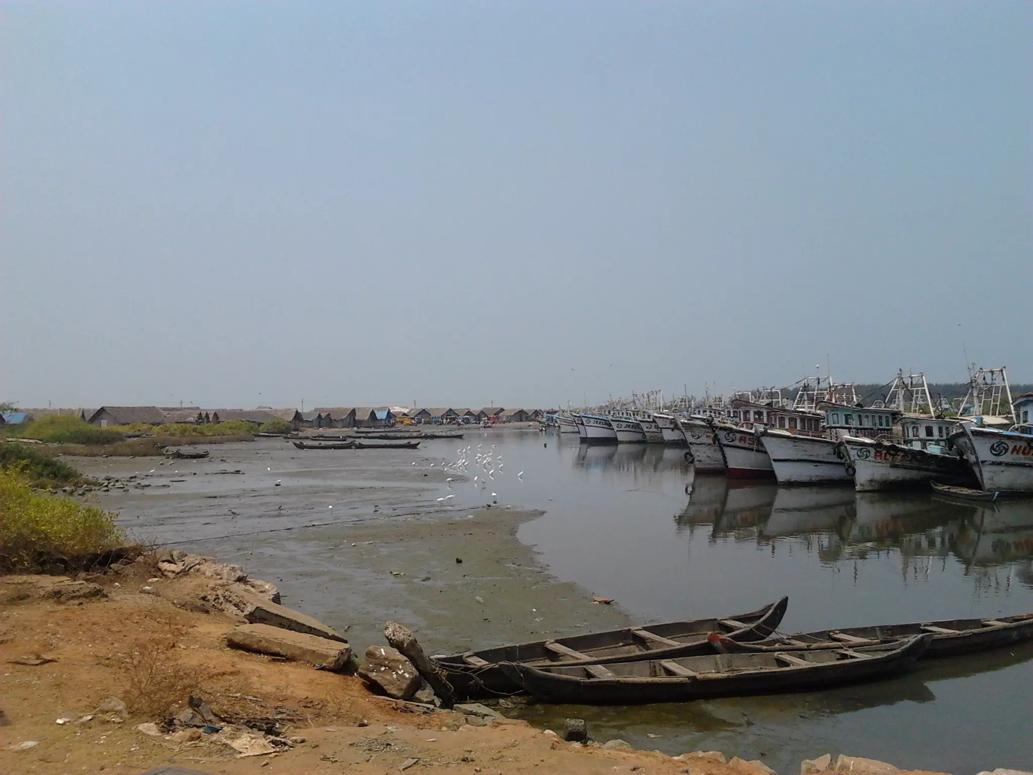 പൊന്നാനി ഹാര്ബറില് മാലിന്യം തള്ളാനെത്തിയ നഗരസഭയുടെ ലോറി നാട്ടുകാര് തടഞ്ഞു പൊന്നാനി ഹാര്ബറില് മാലിന്യം തള്ളാനെത്തിയ നഗരസഭയുടെ ലോറി നാട്ടുകാര് തടഞ്ഞു