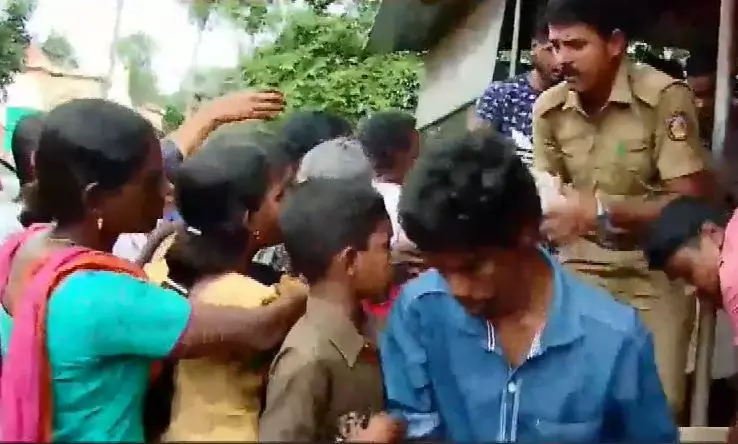 ദുരന്തഭൂമിയില്‍ ഈ പൊലീസുകാരനെ പോലെ പ്രതിസന്ധികളെ ഒറ്റക്ക് നേരിടുന്ന ചിലരുണ്ട്  