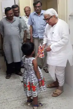 സിഡി പ്ലെയര്‍ വാങ്ങാന്‍ സ്വരുക്കൂട്ടിയ പണം കേരളത്തിലെ ദുരിതബാധിതര്‍ക്ക് നല്‍കി നാല് വയസുകാരി