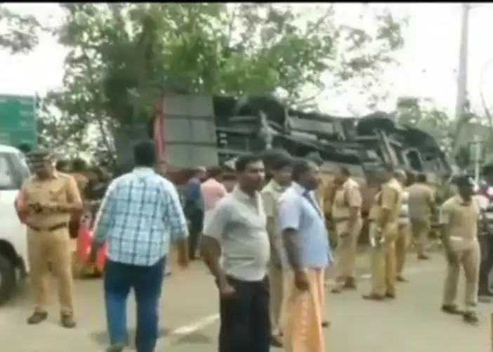 അയ്യപ്പഭക്തര് സഞ്ചരിച്ച മിനി ബസ് അപകടത്തില്പെട്ട് പത്ത് പേര്ക്ക് പരിക്ക് അയ്യപ്പഭക്തര് സഞ്ചരിച്ച മിനി ബസ് അപകടത്തില്പെട്ട് പത്ത് പേര്ക്ക് പരിക്ക്
