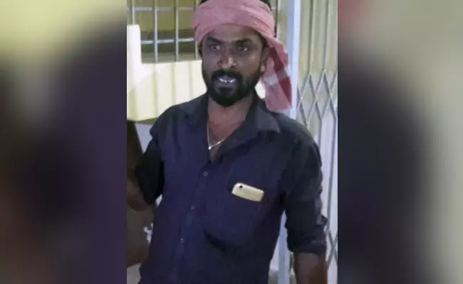 ഭാര്യയുടെ തലയറുത്ത് കയ്യിൽ പിടിച്ച് യുവാവ് പോലീസ് സ്റ്റേഷനിലേക്ക് കടന്ന് ചെന്നു