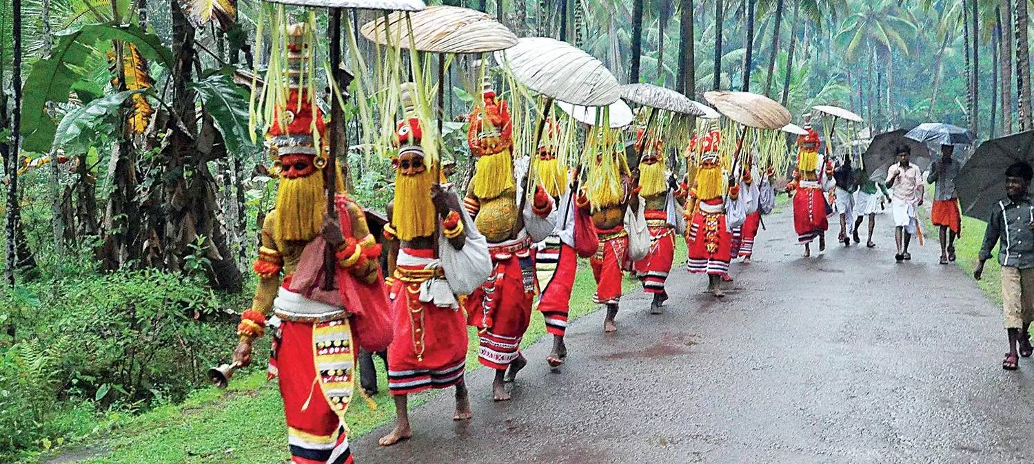 പ്രളയകാലത്തും പതിവ് തെറ്റിക്കാതെ ഓണപൊട്ടന്‍മാര്‍  എത്തി
