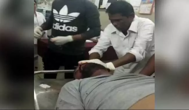 തൂപ്പുകാരൻ മുറിവ് തുന്നുന്നു, കാഴ്ചക്കാരായി ഡോക്ടർമാർ;  ഗുജറാത്ത്  ആശുപത്രിയിൽ നിന്നുമുള്ള  വീഡിയോ  ഞെട്ടിക്കും