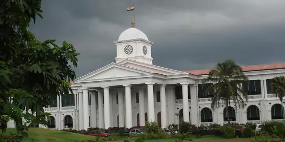 പ്രളയക്കെടുതിയിൽ തിരുവോണ നാളിൽ സജീവമായി മുഖ്യമന്ത്രിയുടെ ഓഫീസും സെക്രട്ടറിയേറ്റും പ്രളയക്കെടുതിയിൽ തിരുവോണ നാളിൽ സജീവമായി മുഖ്യമന്ത്രിയുടെ ഓഫീസും സെക്രട്ടറിയേറ്റും