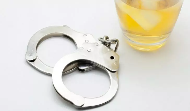 സൗദിയില് മദ്യ - മയക്കുമരുന്ന് പരിശോധന: മലയാളികളടക്കം അമ്പതിലേറെ പേര് പിടിയില് സൗദിയില് മദ്യ - മയക്കുമരുന്ന് പരിശോധന: മലയാളികളടക്കം അമ്പതിലേറെ പേര് പിടിയില്