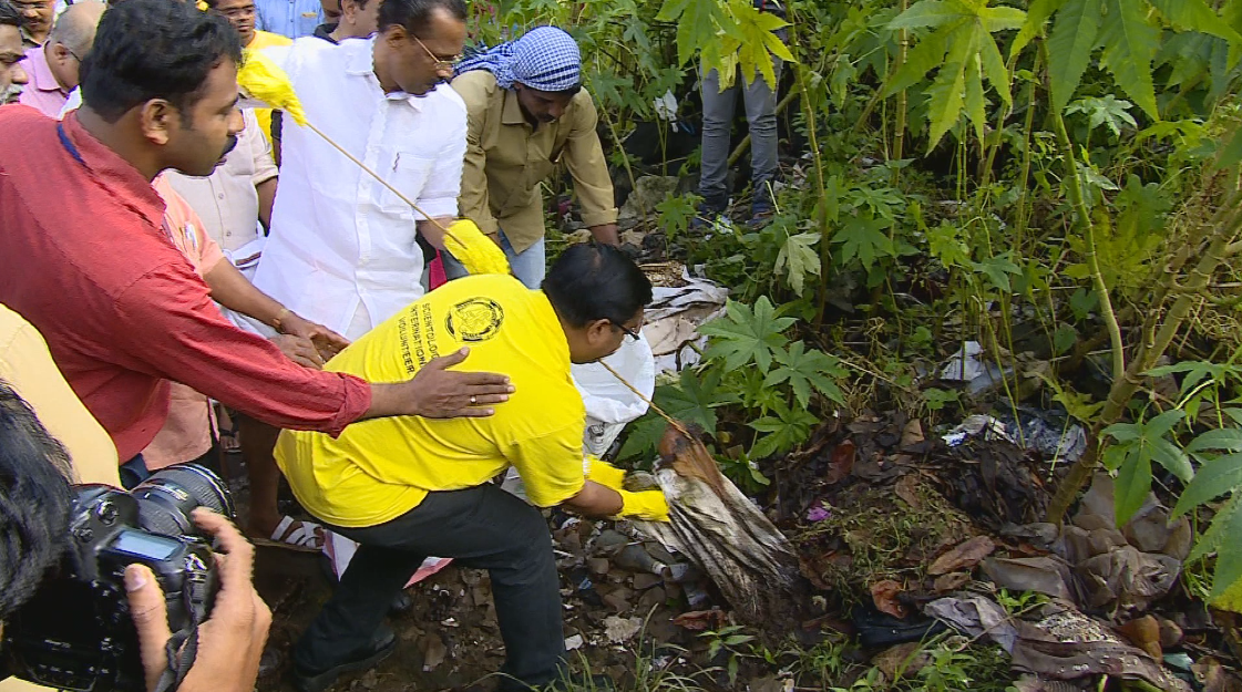 പ്രളയമേഖലകളിലെ ജനജീവിതം സാധാരണ നിലയിലേക്ക്; ദുരിതാശ്വാസ ക്യാമ്പുകളുടെ എണ്ണം കുറയുന്നു