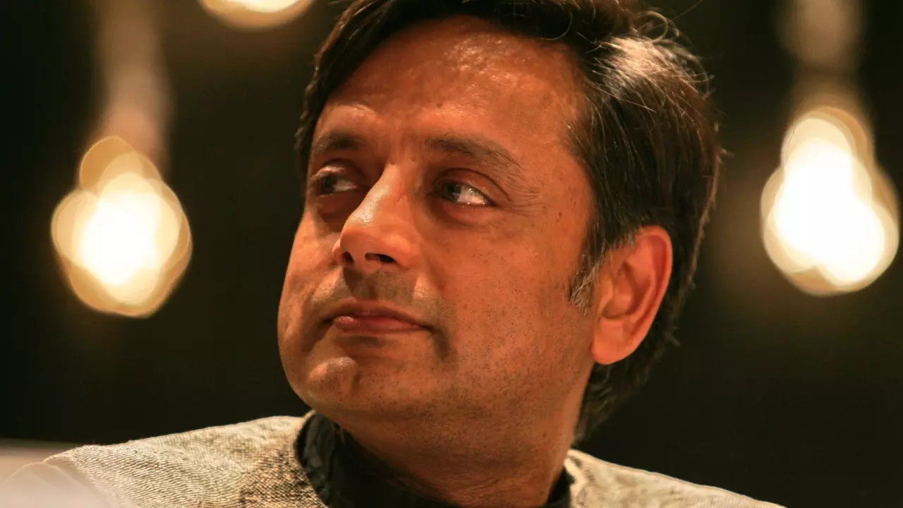 അന്താരാഷ്ട്ര ഫണ്ട് വരുത്തേണ്ടതെങ്ങനെ? ശശി തരൂര്‍