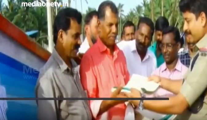 മരണത്തിന് വിട്ടുകൊടുക്കാതെ തങ്ങളെ കാത്ത കടലിന്റെ മക്കള്‍ക്ക് ഓണക്കോടിയുമായി അവരെത്തി 