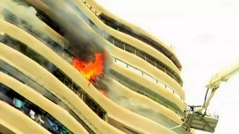 മുംബൈ ക്രിസ്റ്റല് ടവറിലെ 12ാം നിലയില് തീപിടുത്തം; 4 മരണം മുംബൈ ക്രിസ്റ്റല് ടവറിലെ 12ാം നിലയില് തീപിടുത്തം; 4 മരണം