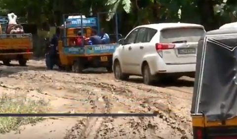 വീടും റോഡും ആകെ ചെളിമയം; പ്രളയദുരിതമൊഴിയാതെ ആറന്‍മുള