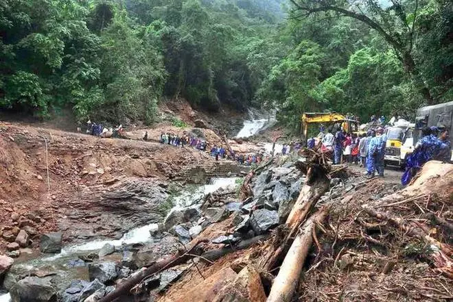 ആരെയും കാണാതെ ആരുമറിയാതെ പെരുമഴയില് ഒറ്റപ്പെട്ട ദിവസങ്ങള്; പുറംലോകവുമായി ബന്ധമില്ലാത്ത ആ ദിവസങ്ങളുടെ ഓര്മ്മയില് നെല്ലിയാമ്പതിക്കാര് ആരെയും കാണാതെ ആരുമറിയാതെ പെരുമഴയില് ഒറ്റപ്പെട്ട ദിവസങ്ങള്; പുറംലോകവുമായി ബന്ധമില്ലാത്ത ആ ദിവസങ്ങളുടെ ഓര്മ്മയില് നെല്ലിയാമ്പതിക്കാര്