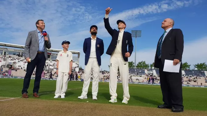 സതാംപ്ട്ടൺ ക്രിക്കറ്റ് ടെസ്റ്റ്: ടോസ് നേടിയ ഇംഗ്ലണ്ട് ബാറ്റിങ്ങ് തെരഞ്ഞെടുത്തു സതാംപ്ട്ടൺ ക്രിക്കറ്റ് ടെസ്റ്റ്: ടോസ് നേടിയ ഇംഗ്ലണ്ട് ബാറ്റിങ്ങ് തെരഞ്ഞെടുത്തു