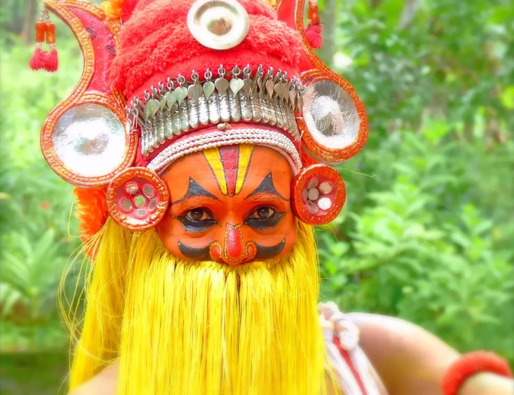 തകര്‍ന്ന വീട് നന്നാക്കാന്‍ സഹായിക്കണം; ഓണപ്പൊട്ടന്‍ ടൌണിലിറങ്ങി