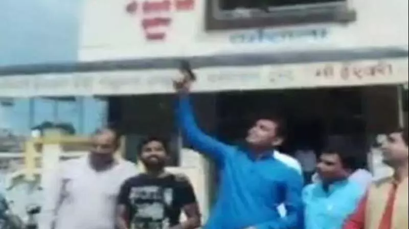 ആകാശത്തേക്ക് വെടിവെച്ച് ബിജെപി യുവമോര്‍ച്ച നേതാക്കളുടെ പിറന്നാളാഘോഷം: വീഡിയോ