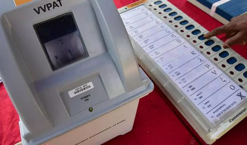 ഒറ്റ തെരഞ്ഞെടുപ്പ്: വോട്ടിങ് മെഷീനുകള്ക്ക് മാത്രം 4555 കോടി വേണമെന്ന് നിയമ കമ്മീഷന് ഒറ്റ തെരഞ്ഞെടുപ്പ്: വോട്ടിങ് മെഷീനുകള്ക്ക് മാത്രം 4555 കോടി വേണമെന്ന് നിയമ കമ്മീഷന്